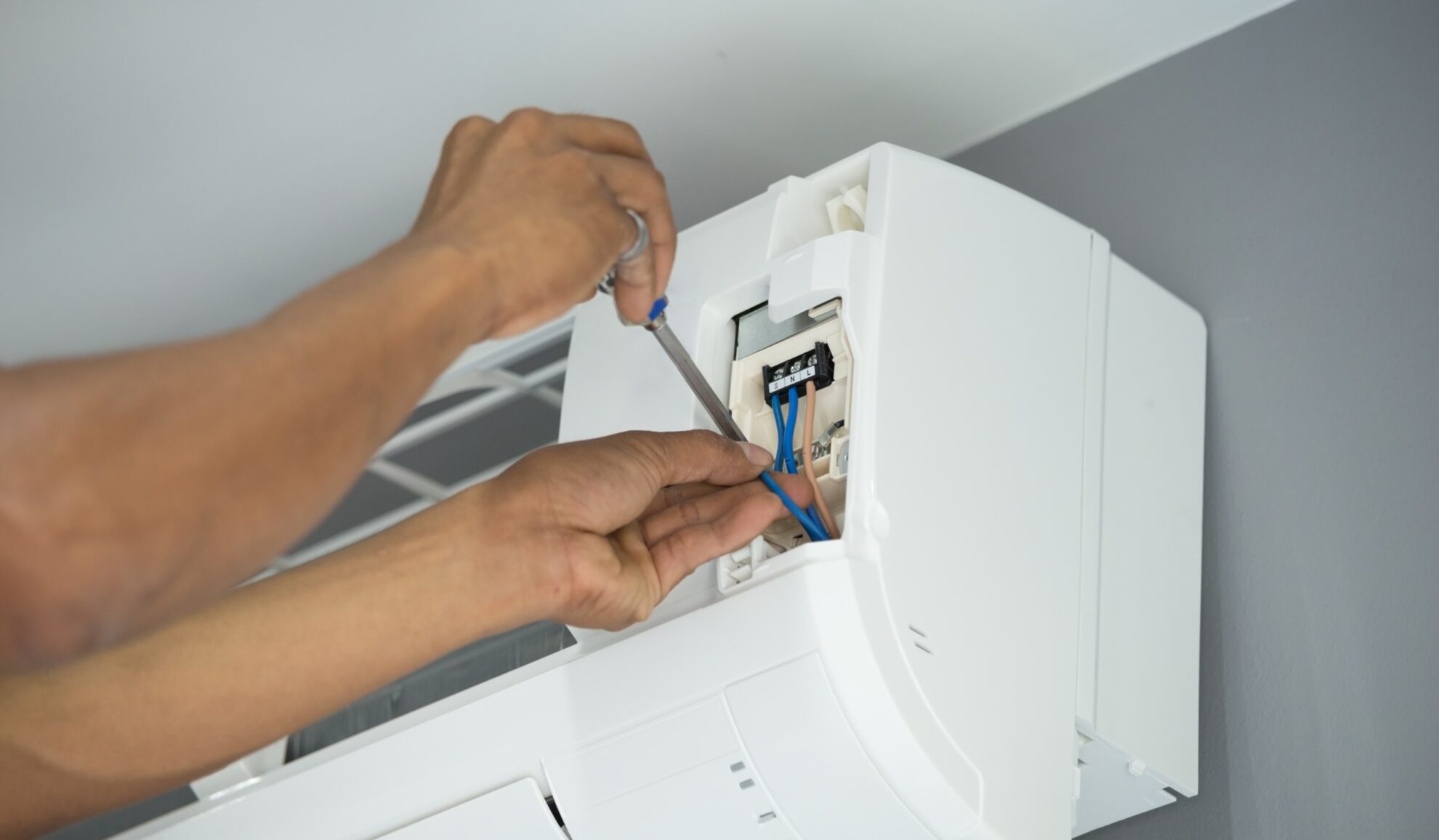 man installing and repairing inverter airconditioner Crossfield TN